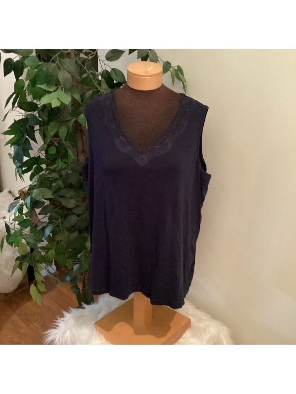 Liz & Me tank top Woman’s size 1X navy blue v neck with lace detail